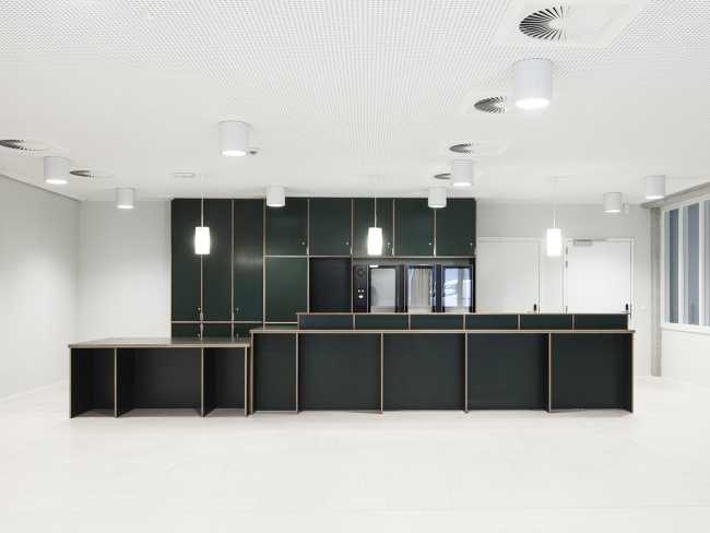 Lendrik. A building that houses citizen services while redefining the transition between public and private space