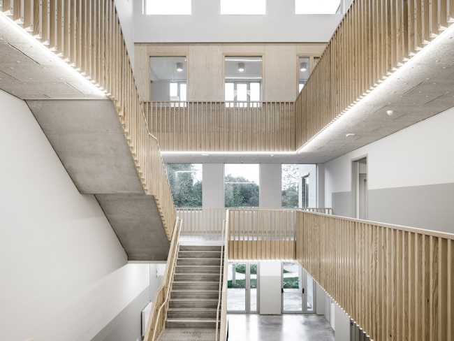 Lendrik. A building that houses citizen services while redefining the transition between public and private space