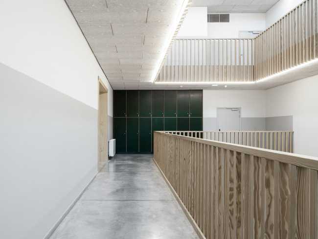 Lendrik. A building that houses citizen services while redefining the transition between public and private space