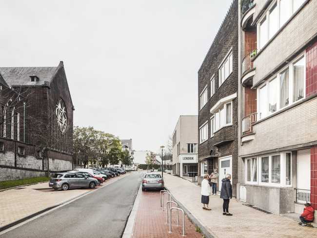 Lendrik. A building that houses citizen services while redefining the transition between public and private space