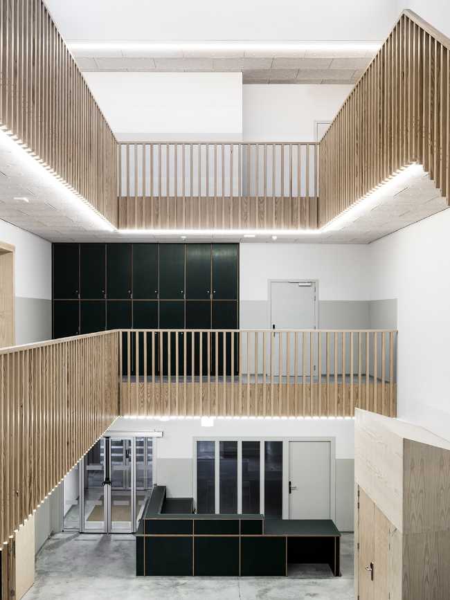 Lendrik. A building that houses citizen services while redefining the transition between public and private space