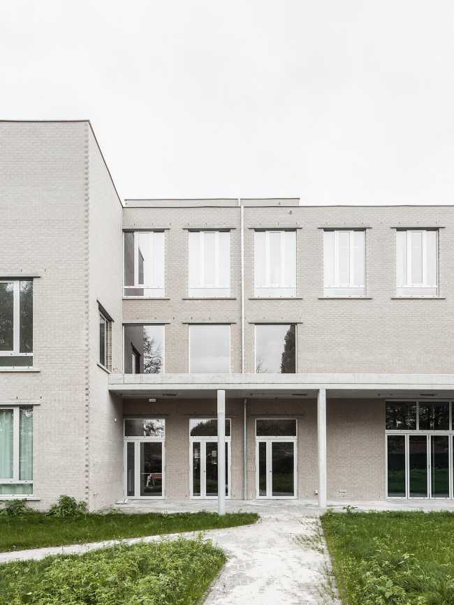 Lendrik. A building that houses citizen services while redefining the transition between public and private space