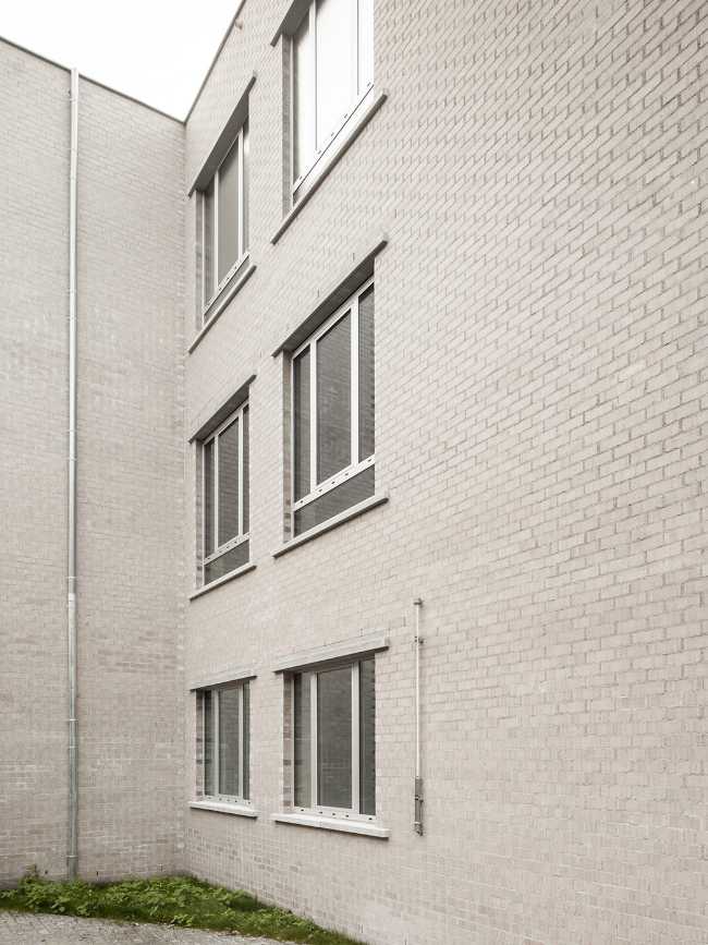 Lendrik. A building that houses citizen services while redefining the transition between public and private space