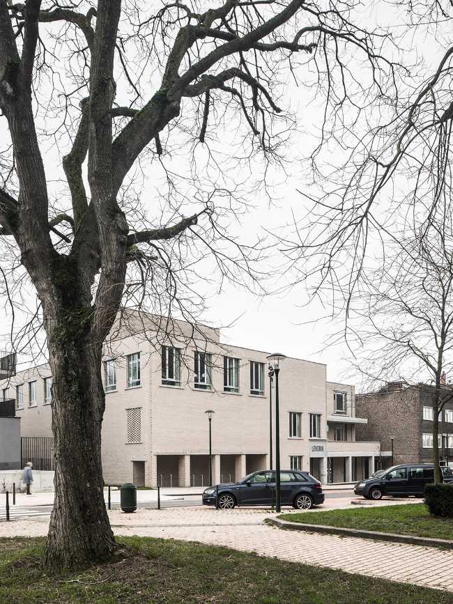 Lendrik. A building that houses citizen services while redefining the transition between public and private space