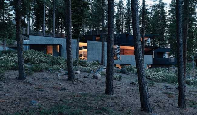 Une palette de matériaux minimale : bois, béton et acier dessinent les espaces de la maison Lookout.