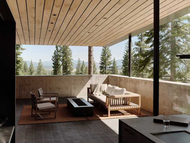 Une palette de matériaux minimale : bois, béton et acier dessinent les espaces de la Lookout House.
