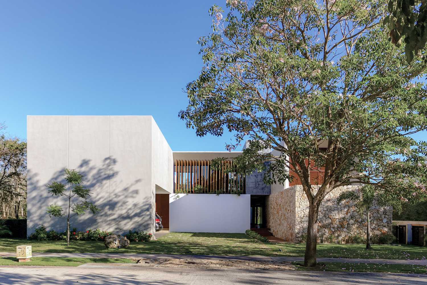 Winter House: a dance of different colors in the middle of unspoiled nature