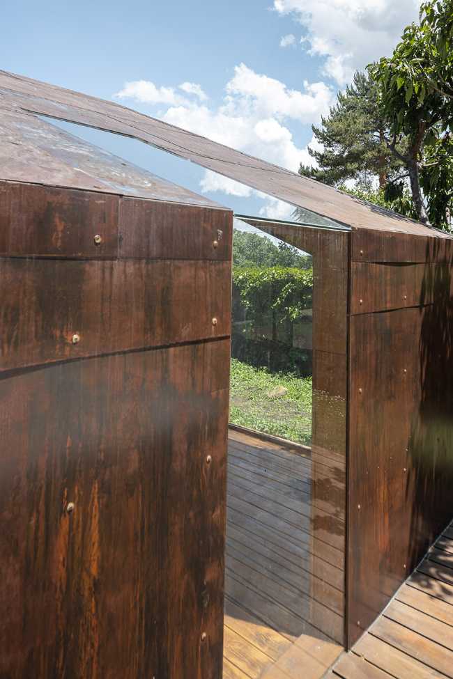 Writer's Cabin: scrivere libri per bambini circondati da sinuose linee in legno