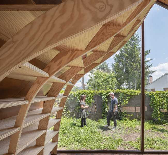 Writer's Cabin: scrivere libri per bambini circondati da sinuose linee in legno