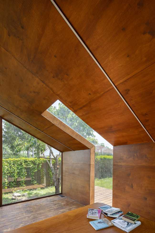 Writer's Cabin: scrivere libri per bambini circondati da sinuose linee in legno