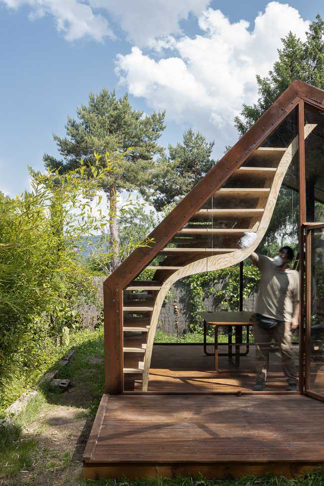 Writer's Cabin: scrivere libri per bambini circondati da sinuose linee in legno