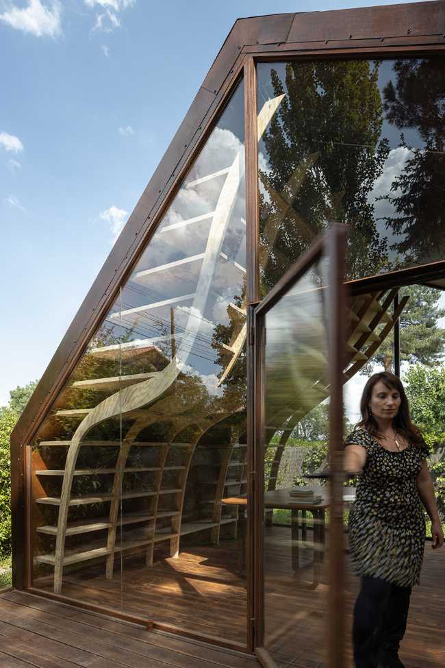 Writer's Cabin: scrivere libri per bambini circondati da sinuose linee in legno