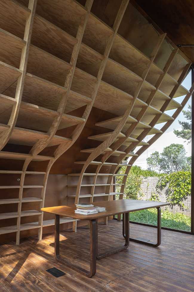 Writer's Cabin: scrivere libri per bambini circondati da sinuose linee in legno