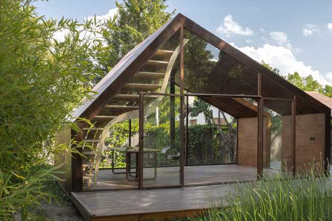 Writer's Cabin: scrivere libri per bambini circondati da sinuose linee in legno