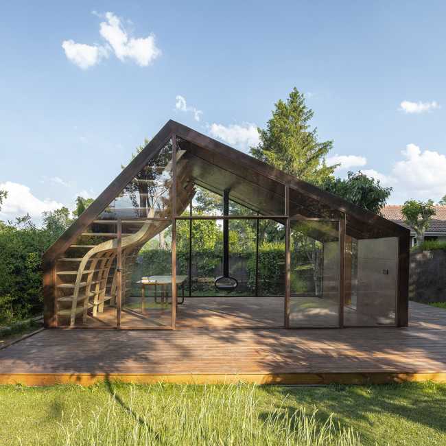 Writer's Cabin: scrivere libri per bambini circondati da sinuose linee in legno