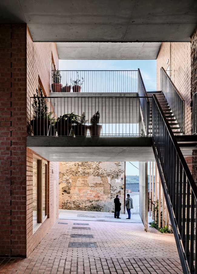 Producir vino en las estrechas calles de un pueblo histórico: Celler clos pachem 1507