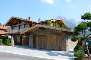 Villa tirolese in pietra e legno. Vivere il confort circondati dalla natura