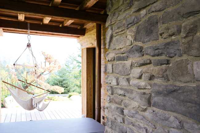 Villa tirolese in pietra e legno. Vivere il confort circondati dalla natura