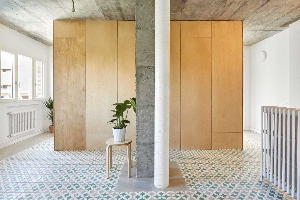 Espacios fluidos y materiales contrastantes para un apartamento en Madrid