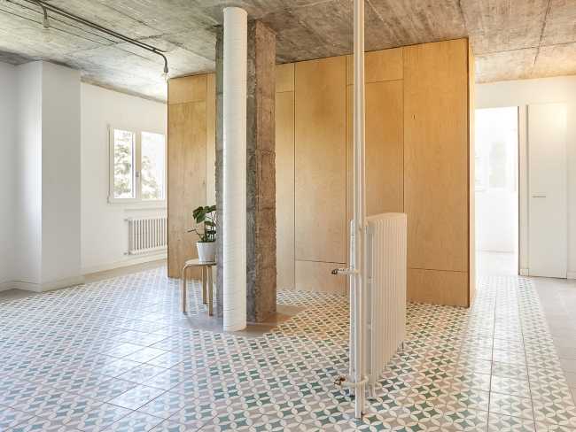 Espacios fluidos y materiales contrastantes para un apartamento en Madrid