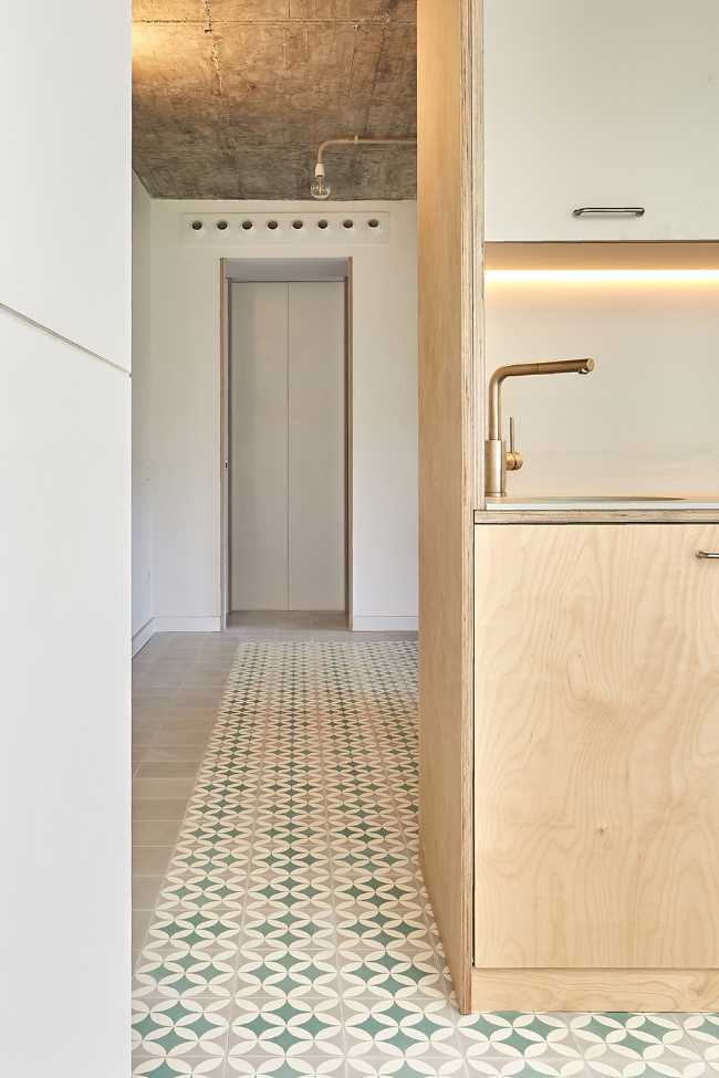 Espacios fluidos y materiales contrastantes para un apartamento en Madrid