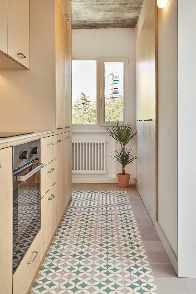 Espacios fluidos y materiales contrastantes para un apartamento en Madrid