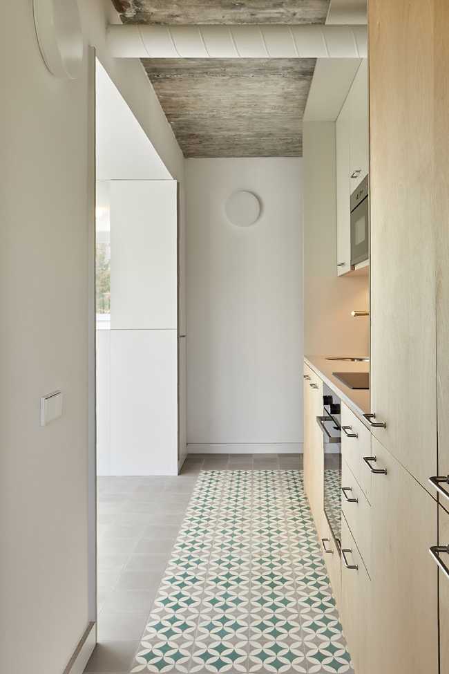 Espacios fluidos y materiales contrastantes para un apartamento en Madrid