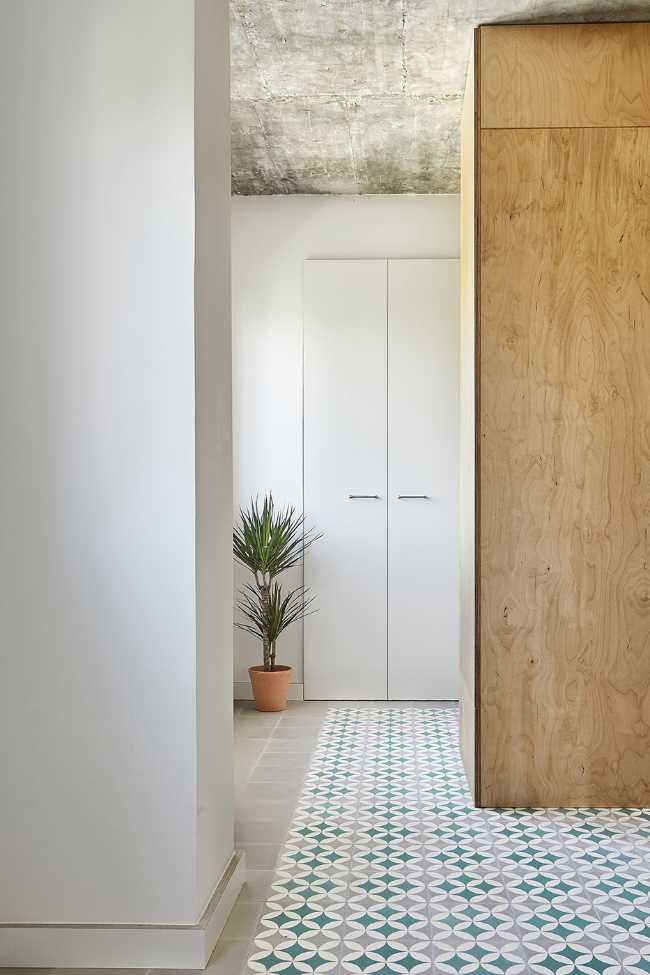 Espacios fluidos y materiales contrastantes para un apartamento en Madrid