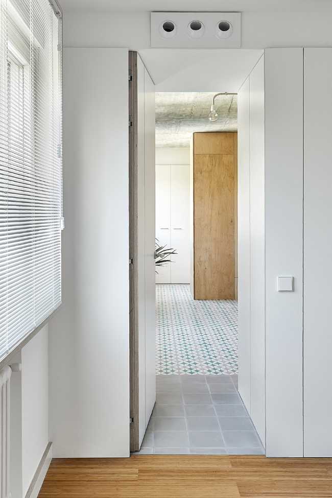 Espacios fluidos y materiales contrastantes para un apartamento en Madrid
