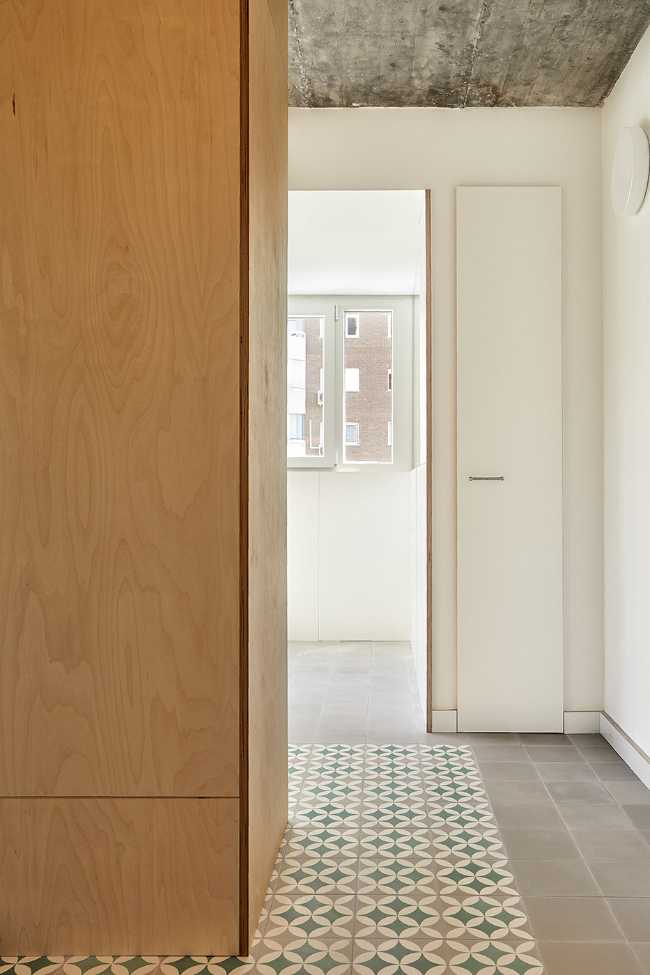 Espacios fluidos y materiales contrastantes para un apartamento en Madrid