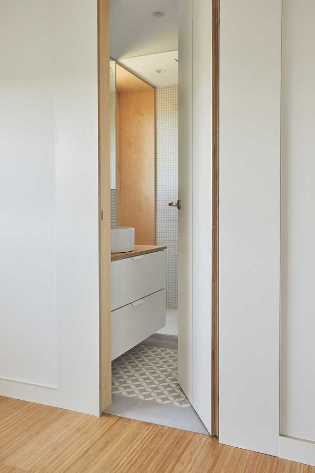 Espacios fluidos y materiales contrastantes para un apartamento en Madrid