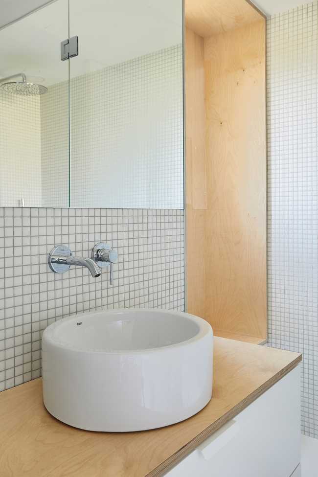 Espacios fluidos y materiales contrastantes para un apartamento en Madrid