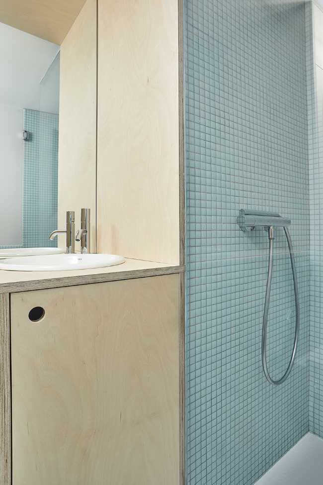 Espacios fluidos y materiales contrastantes para un apartamento en Madrid