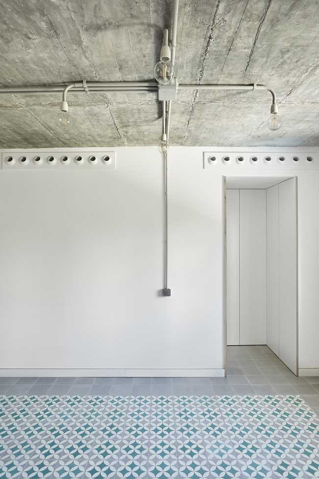 Espacios fluidos y materiales contrastantes para un apartamento en Madrid