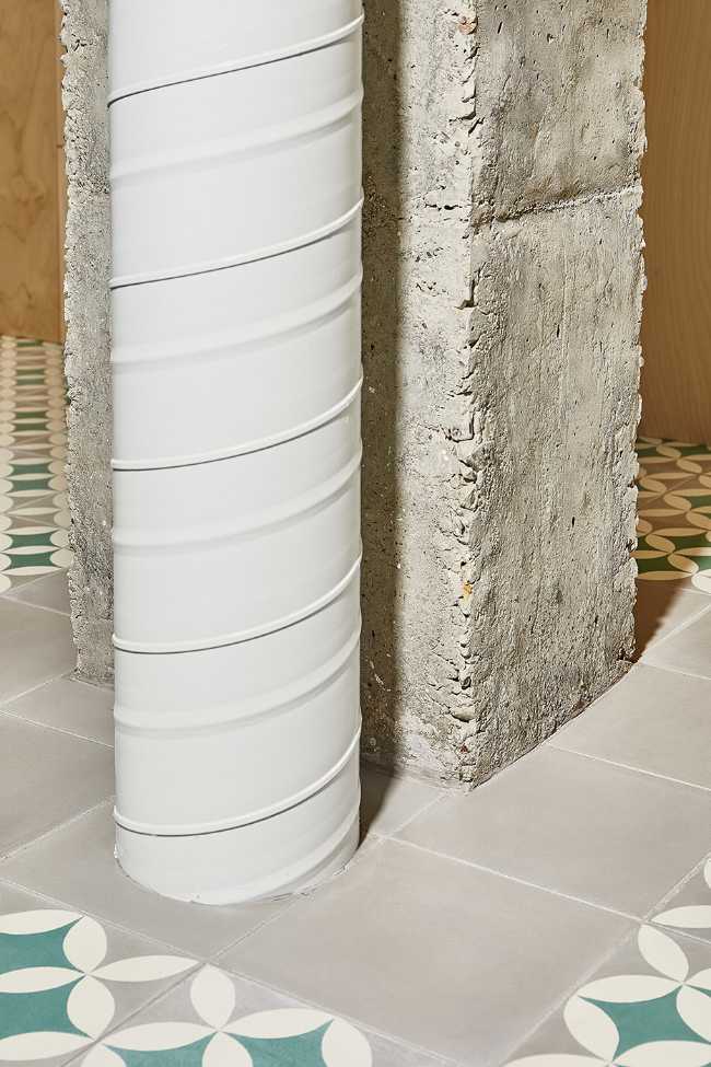 Espacios fluidos y materiales contrastantes para un apartamento en Madrid
