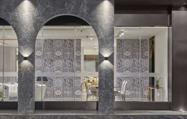 The full arch, an iconic element of Italian design, in Glory Casa showroom.