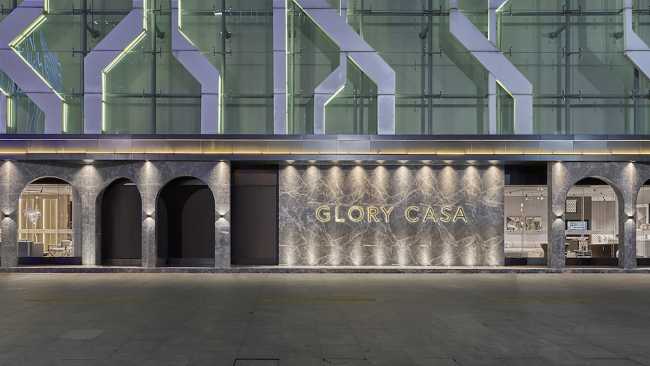 The full arch, an iconic element of Italian design, in Glory Casa showroom.