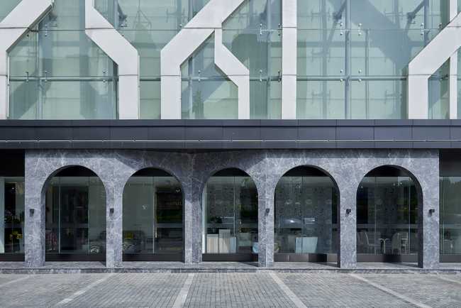 The full arch, an iconic element of Italian design, in Glory Casa showroom.