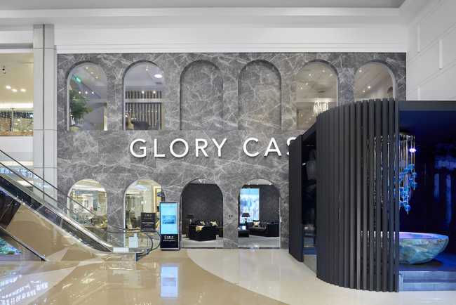 The full arch, an iconic element of Italian design, in Glory Casa showroom.