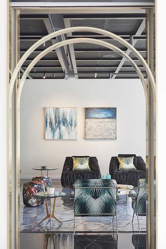 The full arch, an iconic element of Italian design, in Glory Casa showroom.