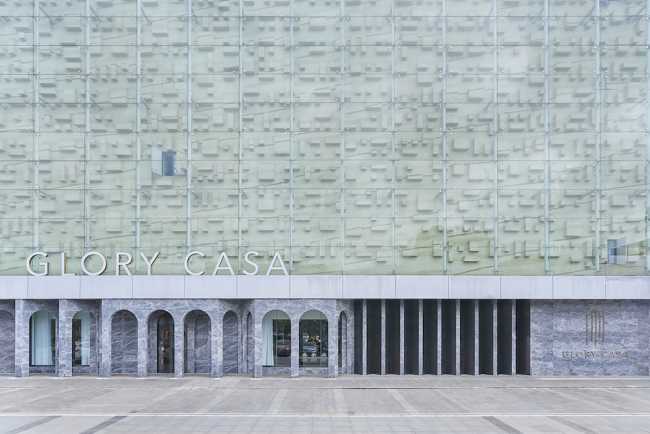 The full arch, an iconic element of Italian design, in Glory home showroom.