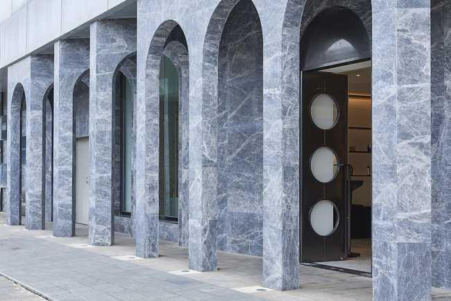 The full arch, an iconic element of Italian design, in Glory Casa showroom.