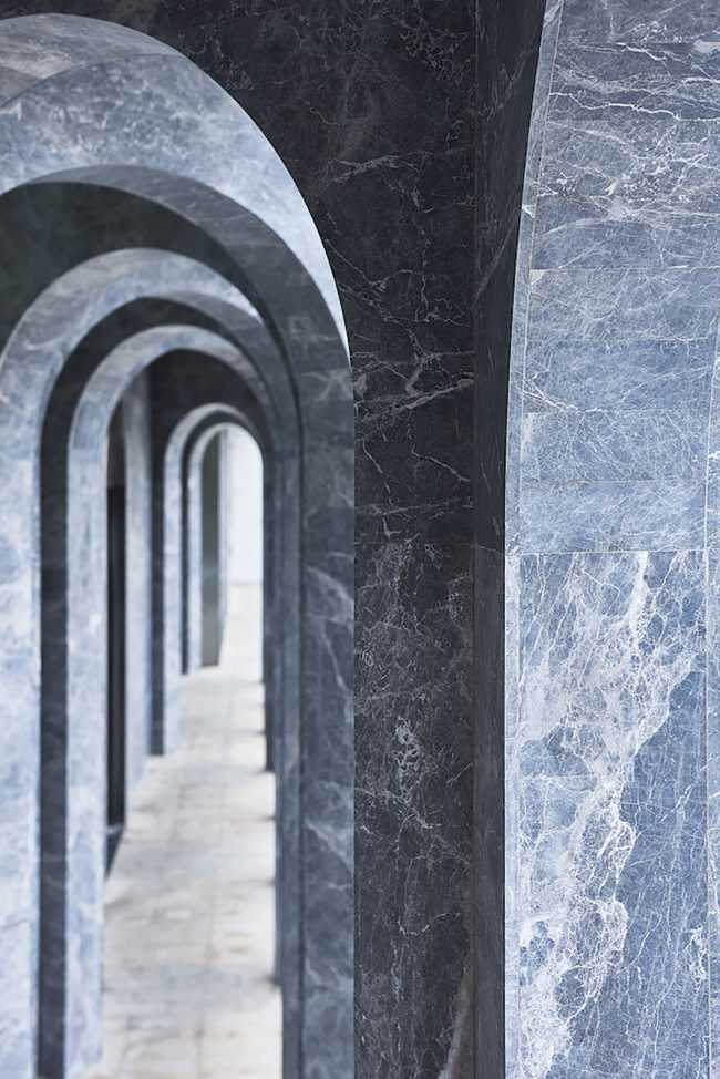 The full arch, an iconic element of Italian design, in Glory home showroom.