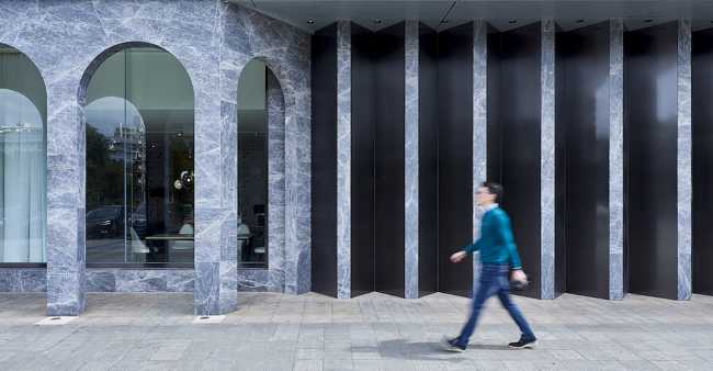 The full arch, an iconic element of Italian design, in Glory Casa showroom.