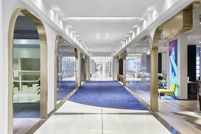 The full arch, an iconic element of Italian design, in Glory Casa showroom.