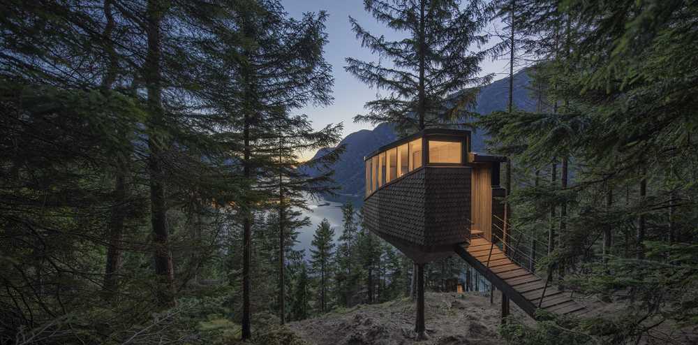 Deux maisons dans les arbres à Woodnest, sur les pentes boisées escarpées autour du Hardangerfjord