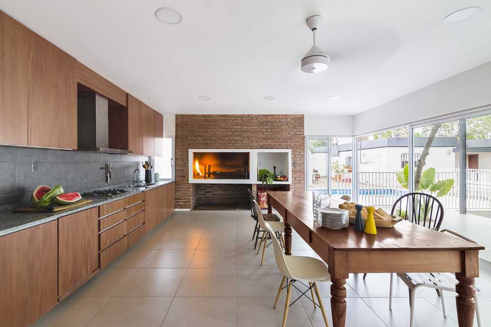 Goodbye to the boundaries between indoor and outdoor in El Quincho's project.