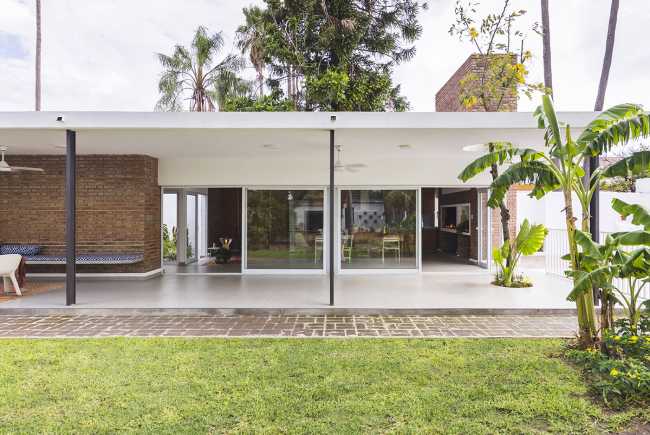 Goodbye to the boundaries between indoor and outdoor in El Quincho's project.