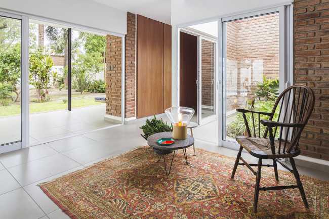 Goodbye to the boundaries between indoor and outdoor in El Quincho's project.