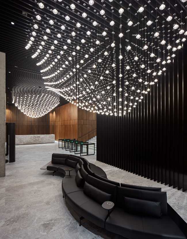 The facade of the new J&T corporate headquarters reflects the abstract painting which combines rationality, technology and irregularity